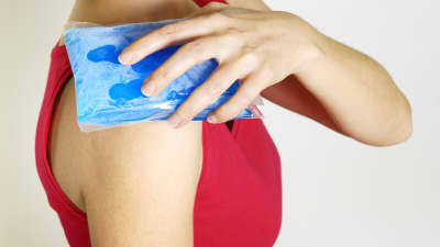 Gel pack icing a woman's shoulder
