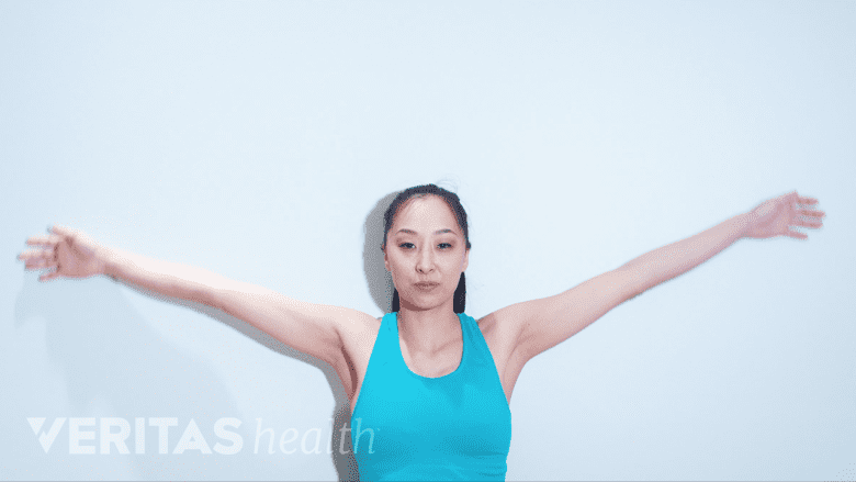 Mujer haciendo el ejercicio de deslizamiento de espalda para el dolor de cuello