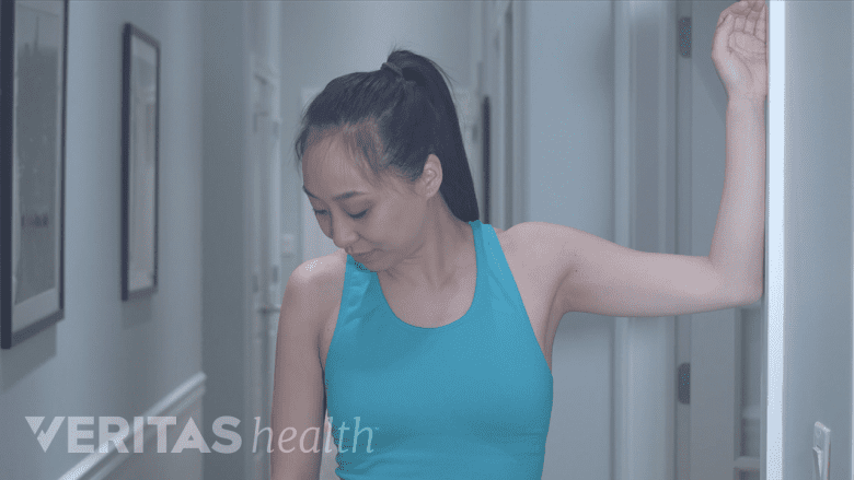 Una fisioterapeuta demostrando un estiramiento de elevador de escápula.