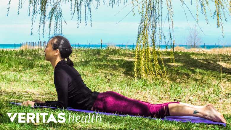 Mujer haciendo ejercicio de presión para aliviar el dolor de ciática.